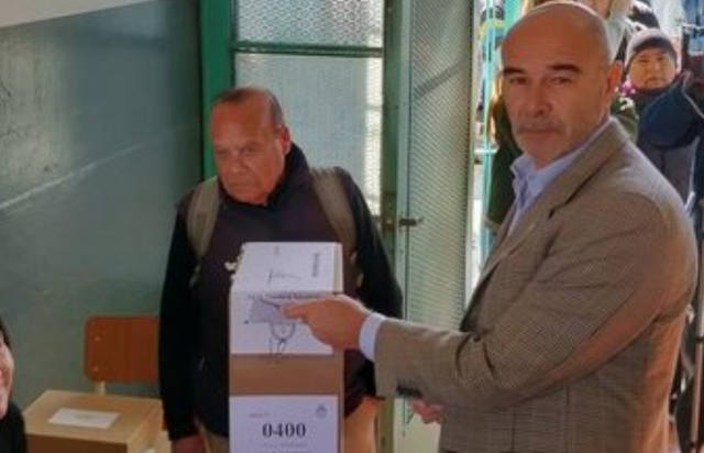 FOTO: Juan José Gómez Centurión votó en una escuela de La Plata