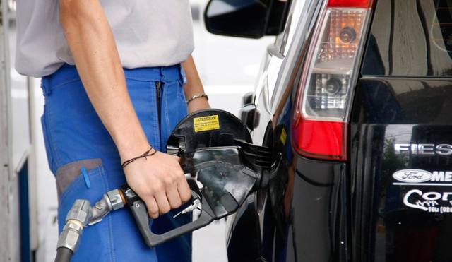FOTO: El Gobierno aplaza otra vez suba del impuesto a combustibles