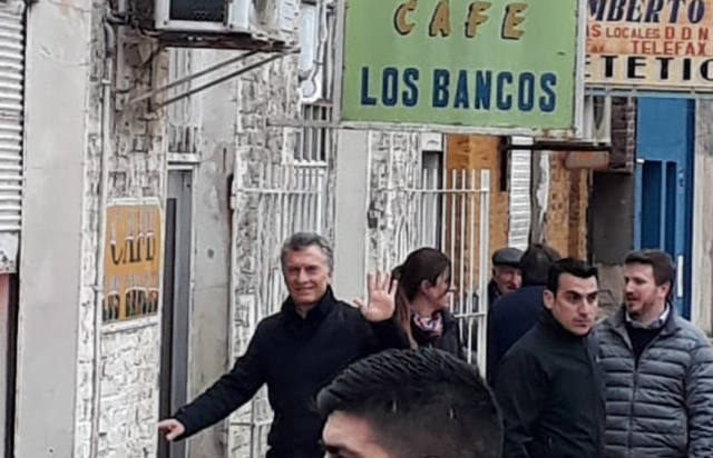 Visita sorpresa de Macri a un bar de un pueblo santafesino