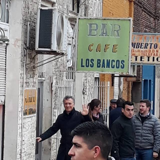 Visita sorpresa de Macri a un bar de un pueblo santafesino