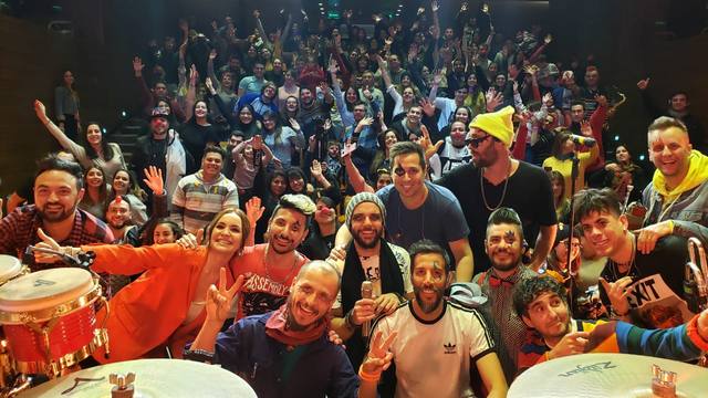 Los Caligaris llevaron la fiesta de su circo a Casa Naranja