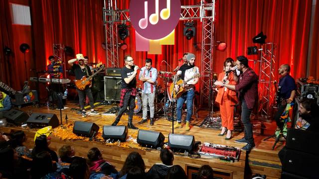 Los Caligaris llevaron la fiesta de su circo a Casa Naranja