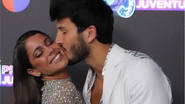 Sebastián Yatra y Tini a los besos en los Premios Juventud