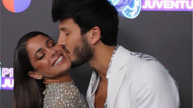 Sebastián Yatra y Tini a los besos en los Premios Juventud