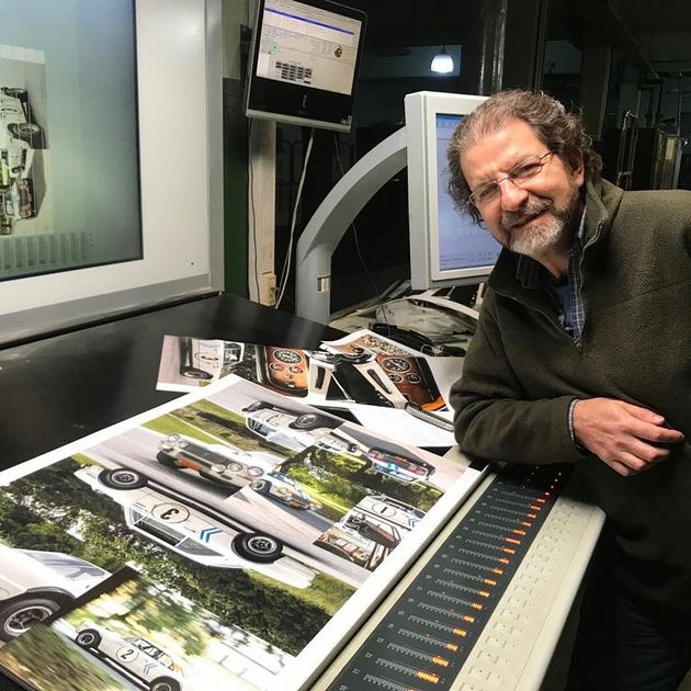 Glas en la imprenta con las pruebas del libro que presentará esta semana en Córdoba