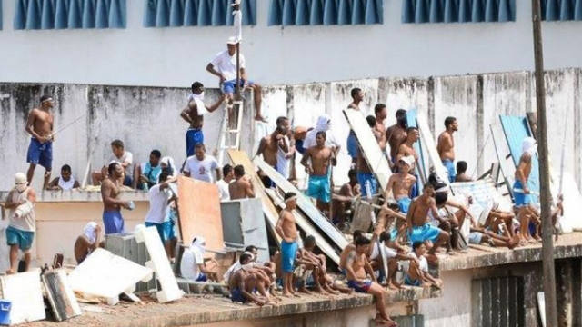FOTO: Mataron a 4 presos que trasladaban tras la masacre en Brasil
