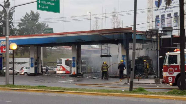 Video: explotó un tubo de GNC y se incendió una estación