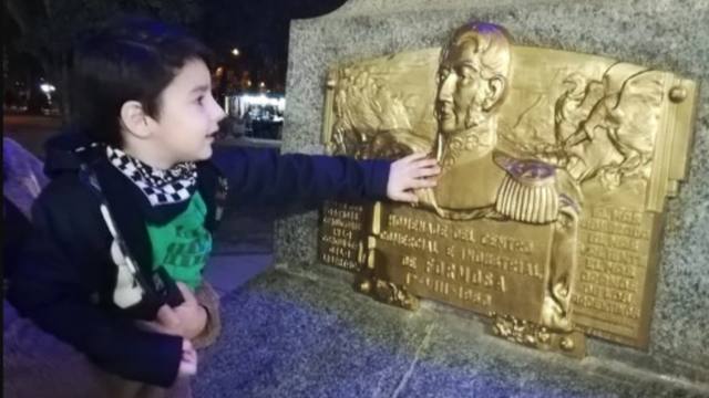 Israel adore ir a la plaza San Martín