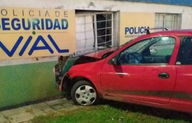FOTO: Conductor borracho chocó contra una sede de Seguridad Vial