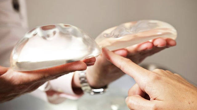 Murió una mujer tras una cirugía de corrección mamaria