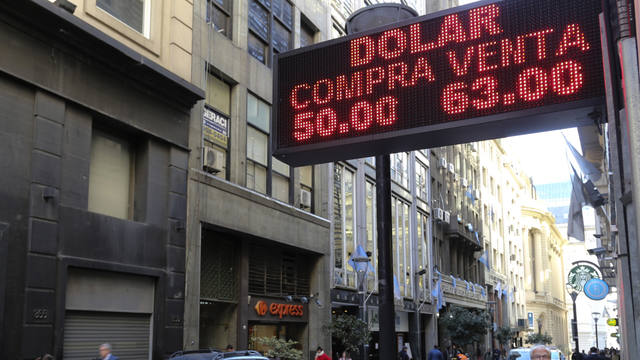 El dólar recortó la suba y cerró a $ 55 en el Banco Nación