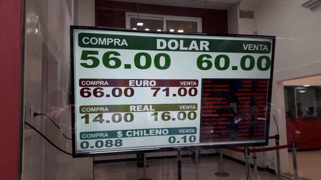 El dólar recortó la suba y cerró a $ 55 en el Banco Nación