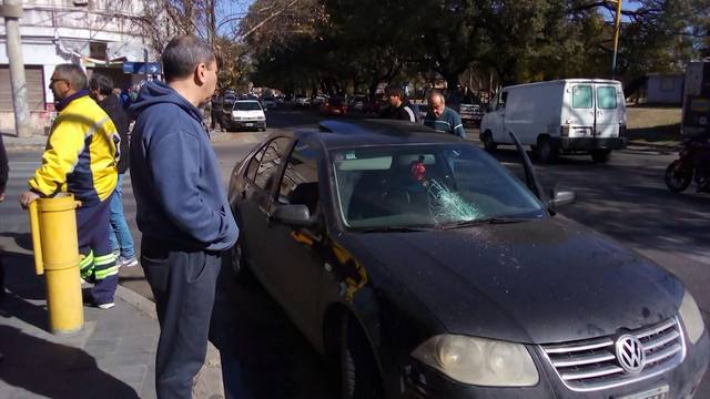 Peleó con un vendedor de cubanitos y le rompió el auto