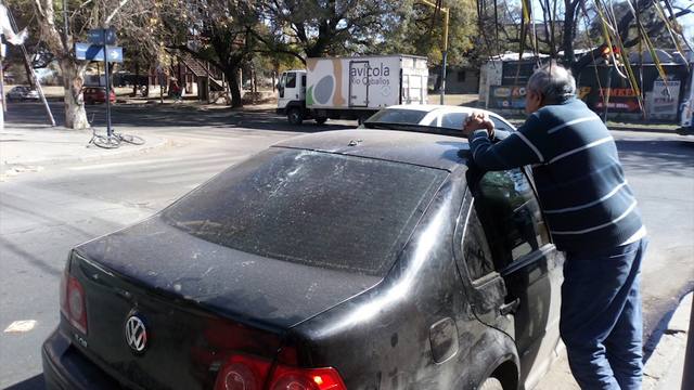 FOTO: Peleó con un vendedor de cubanitos y le rompió el auto