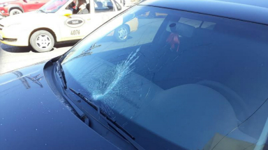 Peleó con un vendedor de cubanitos y le rompió el auto