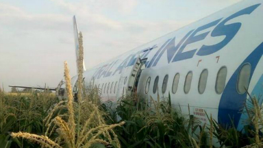 Avión ruso con 233 personas aterrizó de panza en un campo