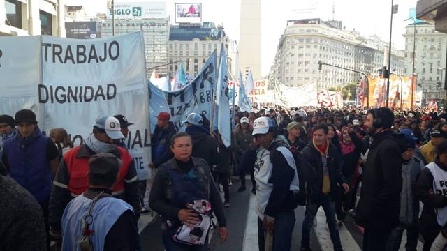Movilizaciones y caos de tránsito en el centro porteño