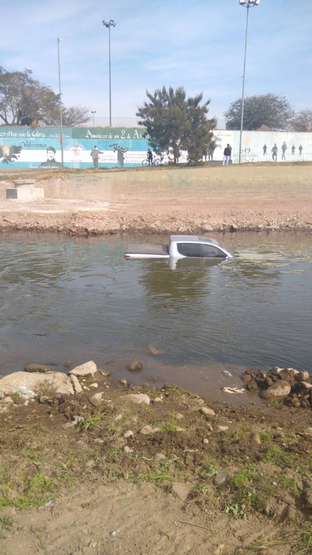 FOTO: Dejó sin marcha su 4x4 y cayó al río Suquía