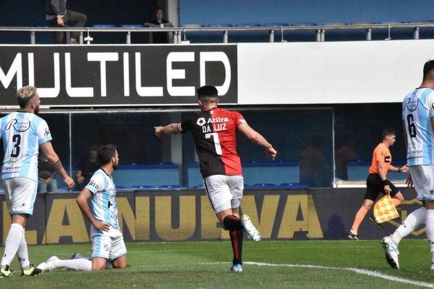 El uruguayo Mauro Da Luz celebra su tanto (Foto: Copa Argentina)