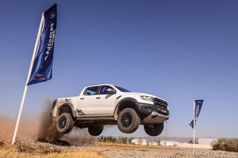 La Ford Ranger Raptor saltando en la pista de Oreste Berta S.A. Gent.Prensa Ford