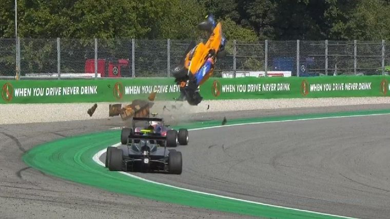 El F3 del Campos Racing con Peroni al volante vuela en la "Parabólica" de Monza