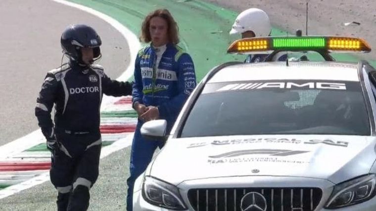 El australiano salió caminando, pero el estudio halló una fractura de una vértebra