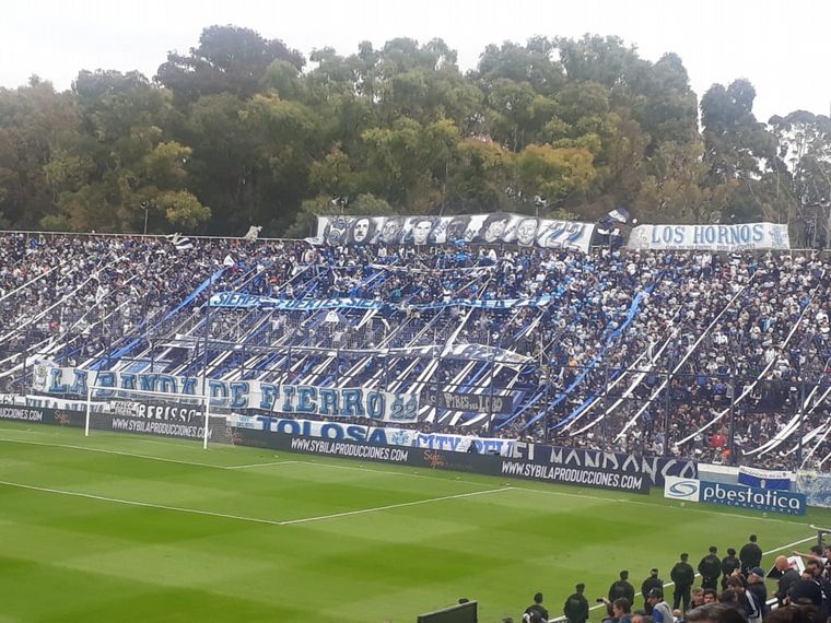 FOTO: RevoluciÃ³n en El Bosque platense por la llegada de Maradona