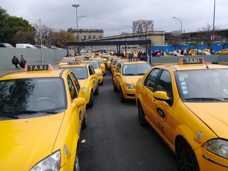 Taxistas protestan en contra de Uber