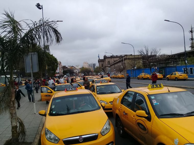 FOTO: Taxistas protestan en contra de Uber