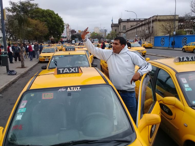 Taxistas protestan en contra de Uber
