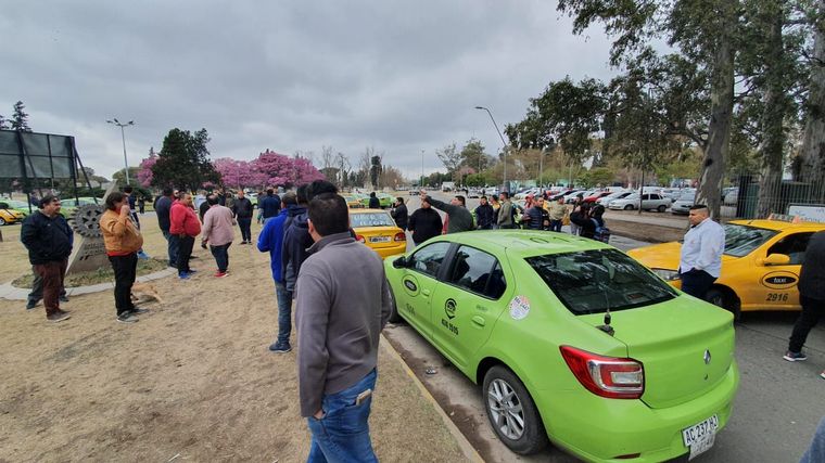 Taxistas protestan en contra de Uber