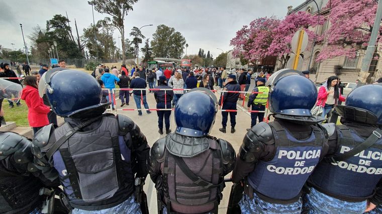 Taxistas protestan en contra de Uber
