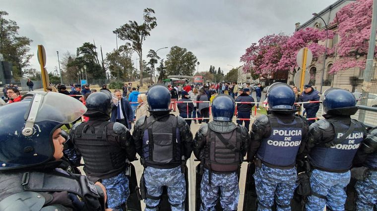 Taxistas protestan en contra de Uber