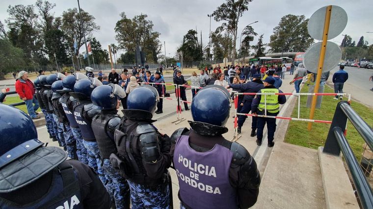Taxistas protestan en contra de Uber