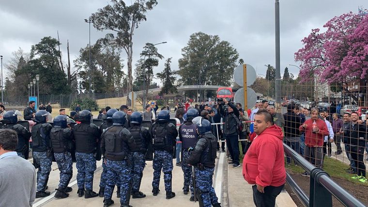 Taxistas protestan en contra de Uber