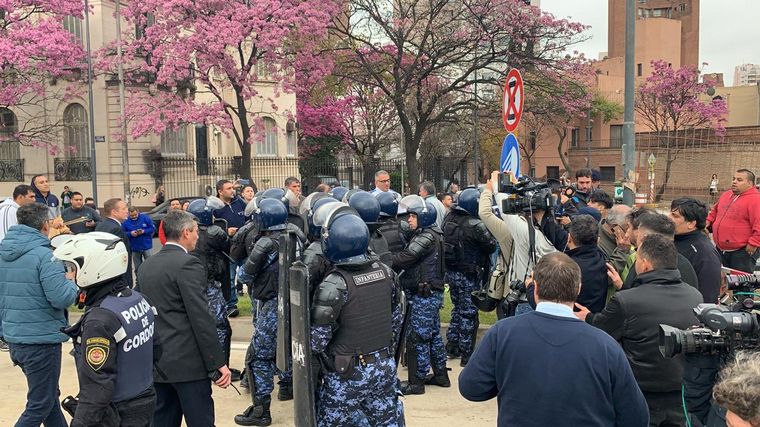 Taxistas protestan en contra de Uber