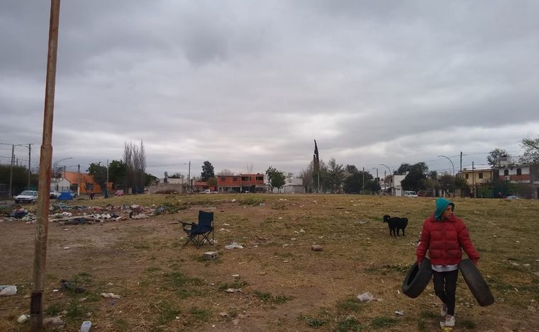 Durante la protesta, los vecinos quemaron cubiertas en la vía pública.
