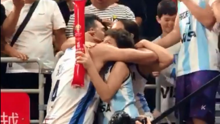 Luis Scola festejando con su familia