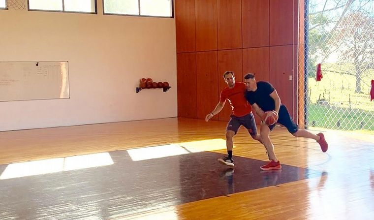 Luis Scola entrenando en su casa de Castelli