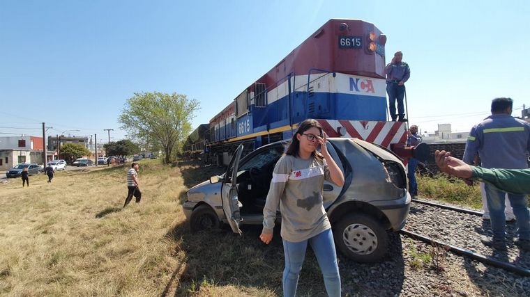 Aparentemente, el auto quedó enganchado en las vías y el tren lo chocó.