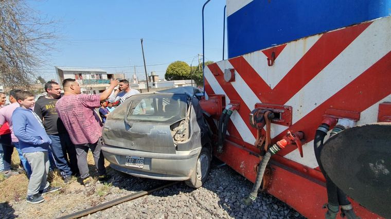 Aparentemente, el auto quedó enganchado en las vías y el tren lo chocó.