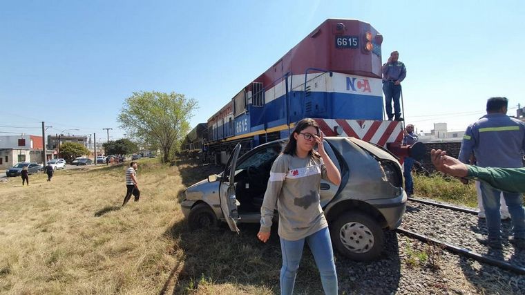 Aparentemente, el auto quedó enganchado en las vías y el tren lo chocó.