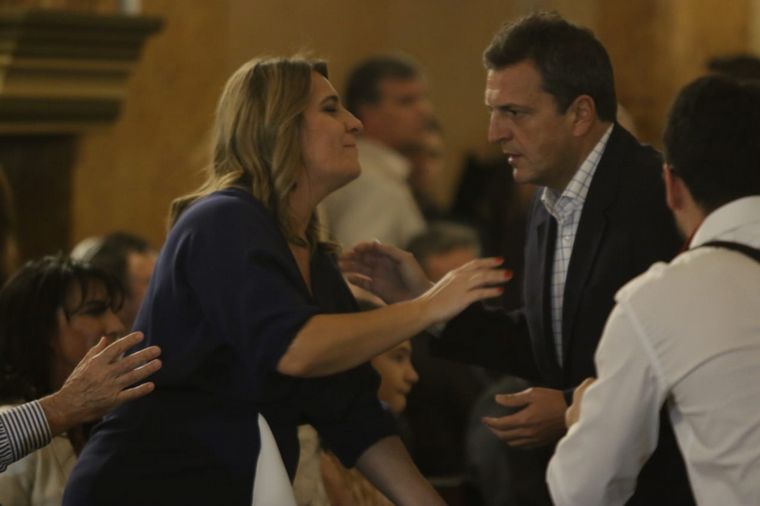 Sergio Massa saluda a las hijas del ex gobernador de Córdoba.