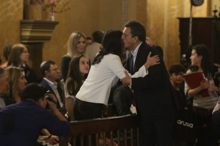 Sergio Massa saluda a las hijas del ex gobernador de Córdoba.