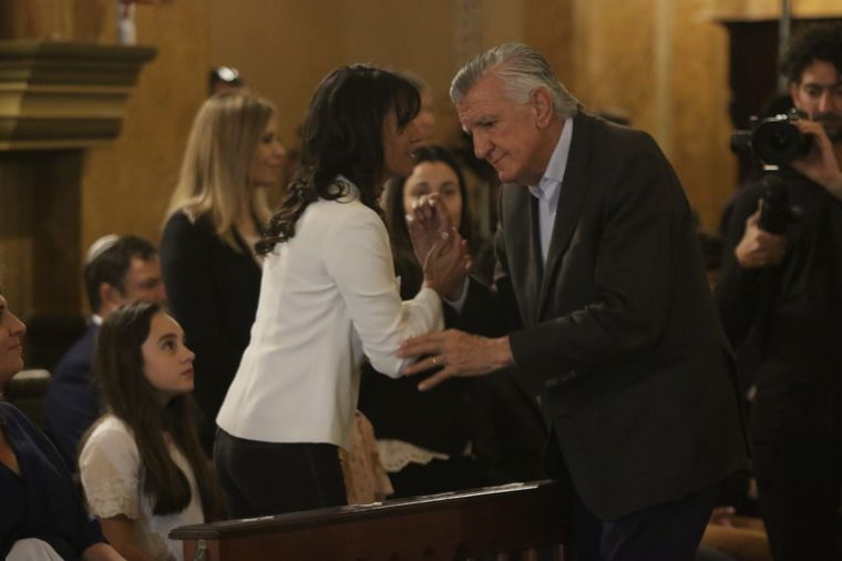 José Luis Gioja, apoderado del PJ, saluda a las hijas de José Manuel De la Sota.