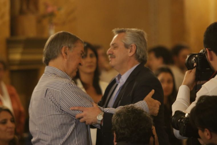 Cálido saludo entre Juan Schiaretti y Alberto Fernández.