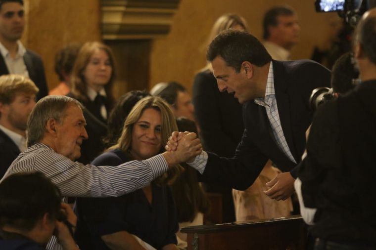 Massa saluda a Schiaretti, ubicado en la primera fila de la Catedral.