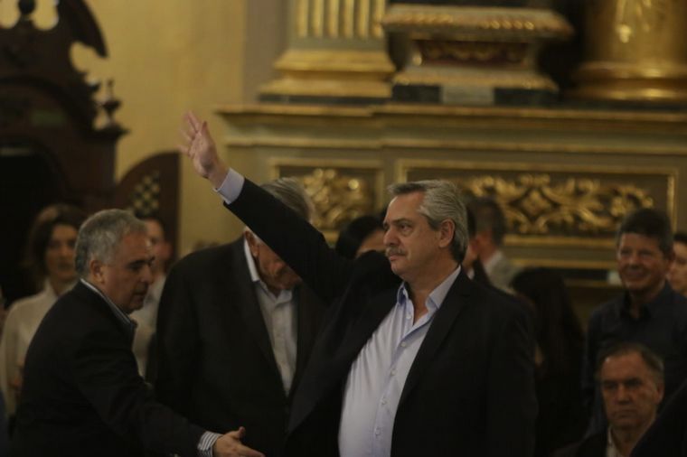 El candidato presidencial al ingresar a la Catedral.