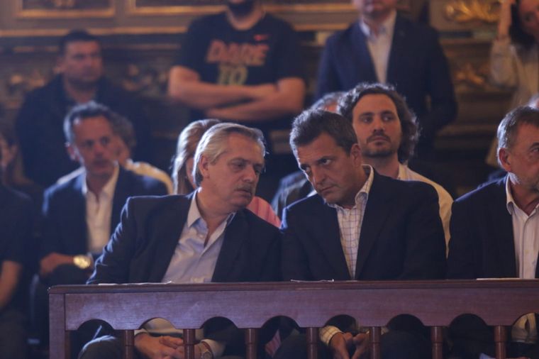 Alberto Fernández y Sergio Massa, durante la misa en honor a De la Sota.