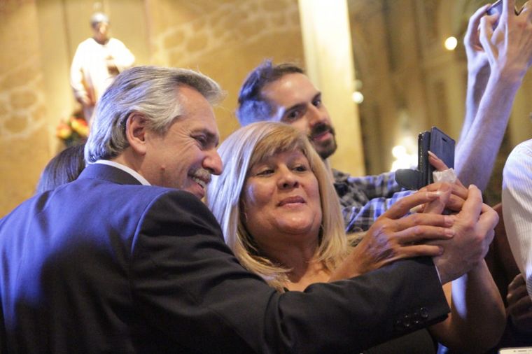 Alberto Fernández se fotografió con un algunos asistentes